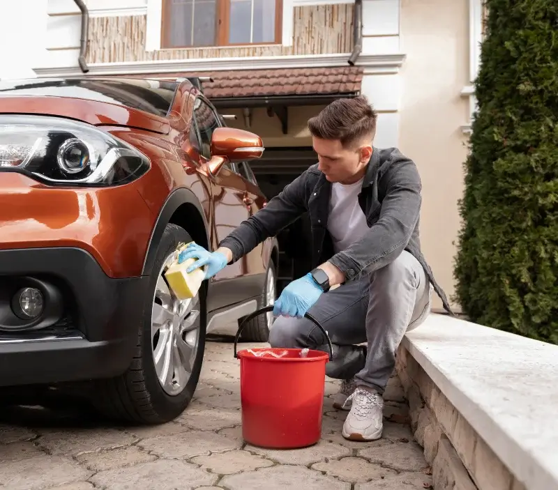 Lavage auto à domicile Bécon-les-Granits : professionnel intervenant sur un véhicule